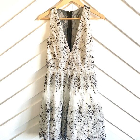 Alice + Olivia Steffy Low V Party Dress - Picture 3 of 7